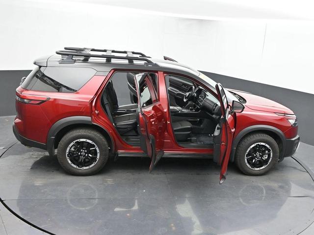 Photo of 2024 2t Red Blk Roof Nissan Pathfinder