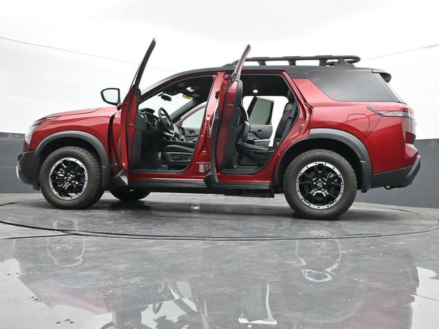 Photo of 2024 2t Red Blk Roof Nissan Pathfinder