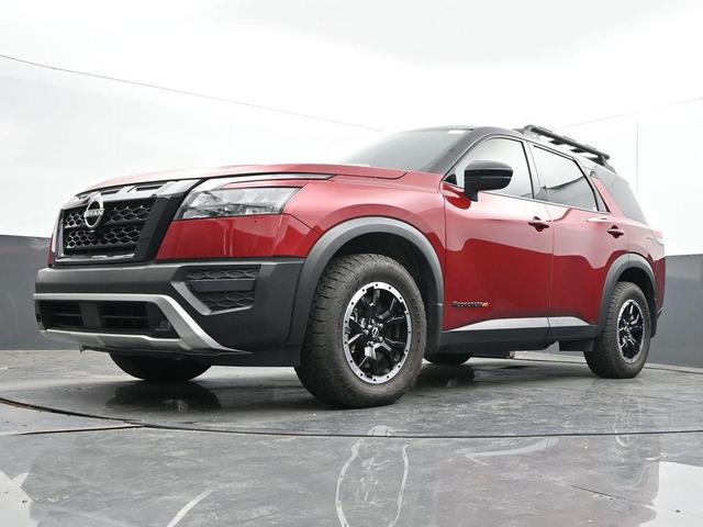 Photo of 2024 2t Red Blk Roof Nissan Pathfinder