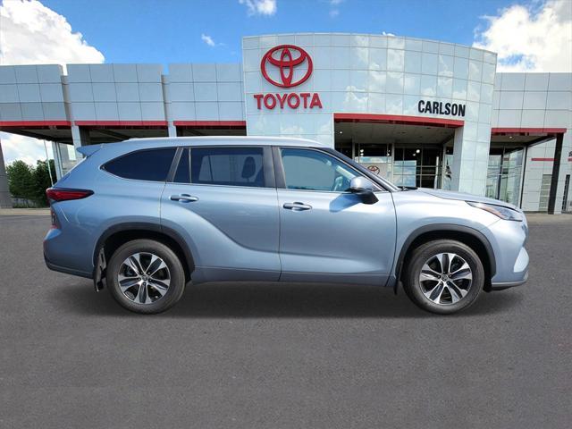 Photo of 2023 Moon Dust Toyota Highlander