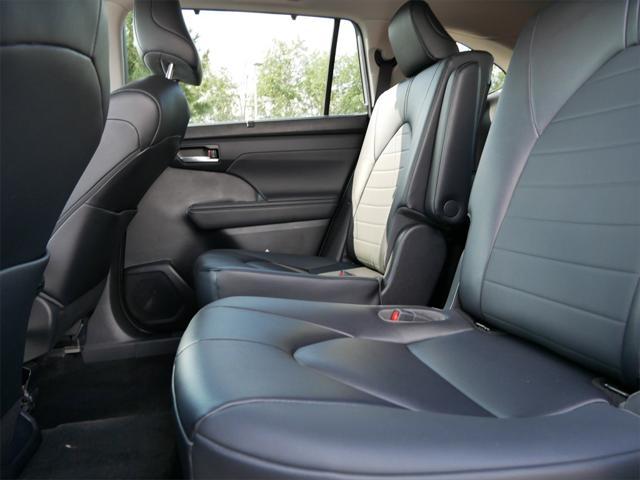 Photo of 2023 Moon Dust Toyota Highlander