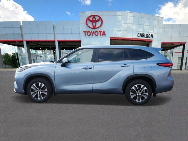 Photo of 2023 Moon Dust Toyota Highlander