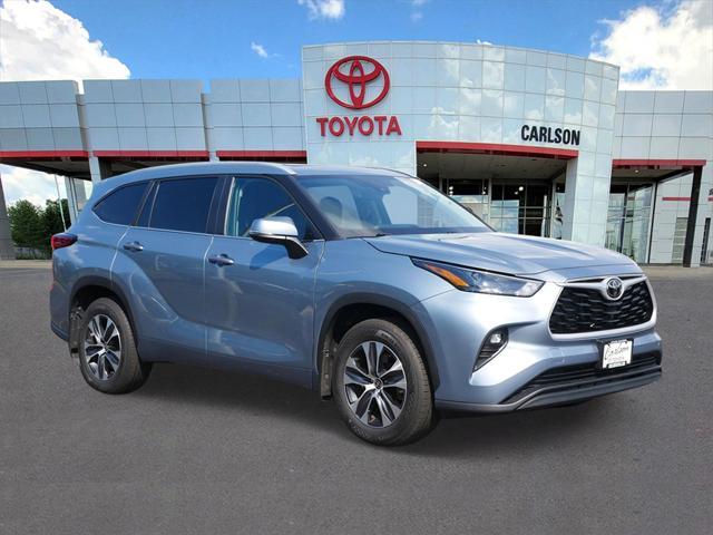 Photo of 2023 Moon Dust Toyota Highlander