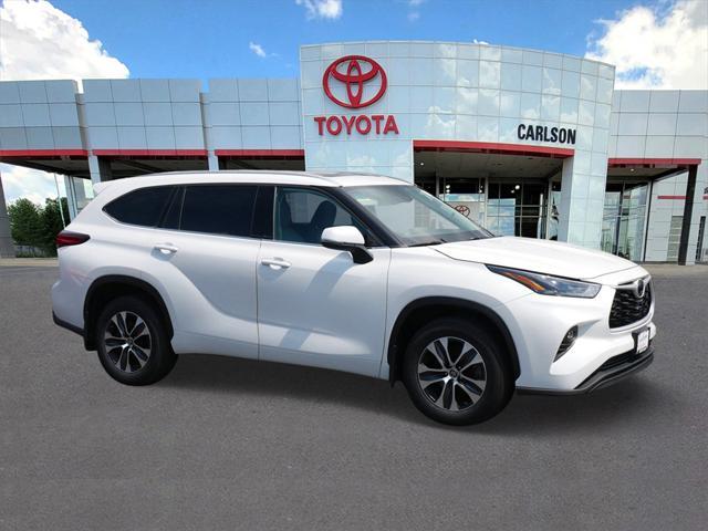 Photo of 2022 White Toyota Highlander