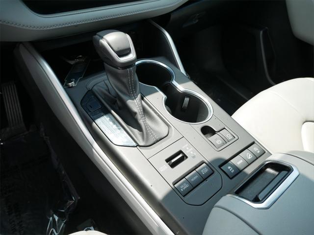 Photo of 2022 White Toyota Highlander