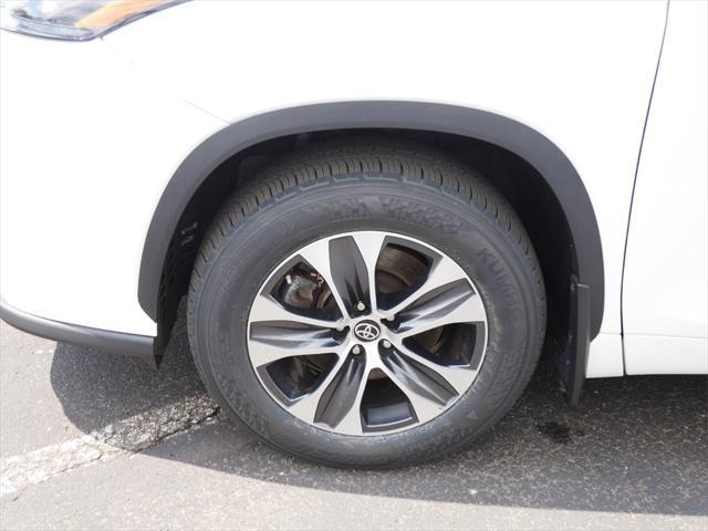Photo of 2022 White Toyota Highlander