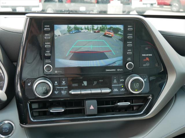 Photo of 2022 White Toyota Highlander