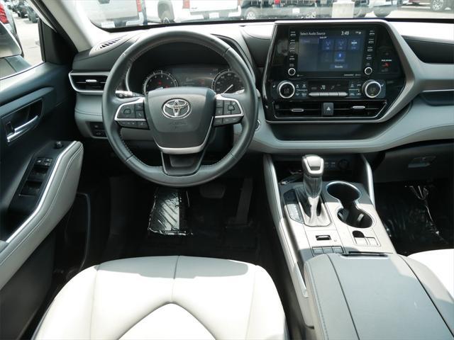 Photo of 2022 White Toyota Highlander