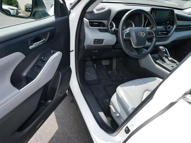 Photo of 2022 White Toyota Highlander