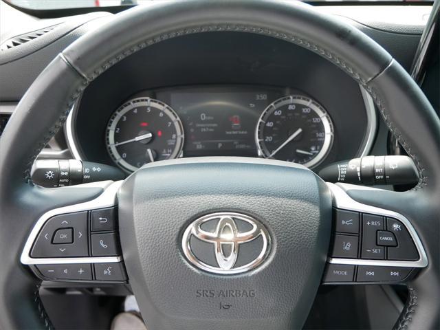 Photo of 2022 White Toyota Highlander
