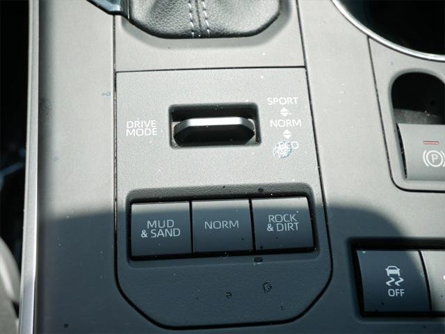 Photo of 2022 White Toyota Highlander