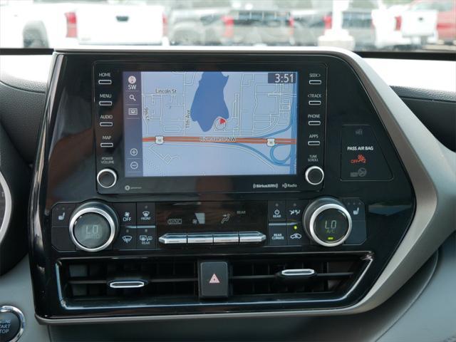 Photo of 2022 White Toyota Highlander
