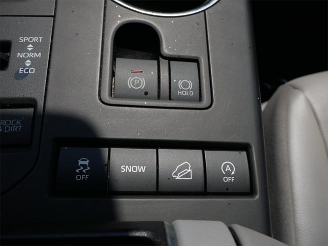 Photo of 2022 White Toyota Highlander