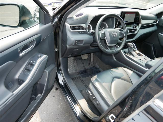Photo of 2023 Midnight Black Metallic Toyota Highlander