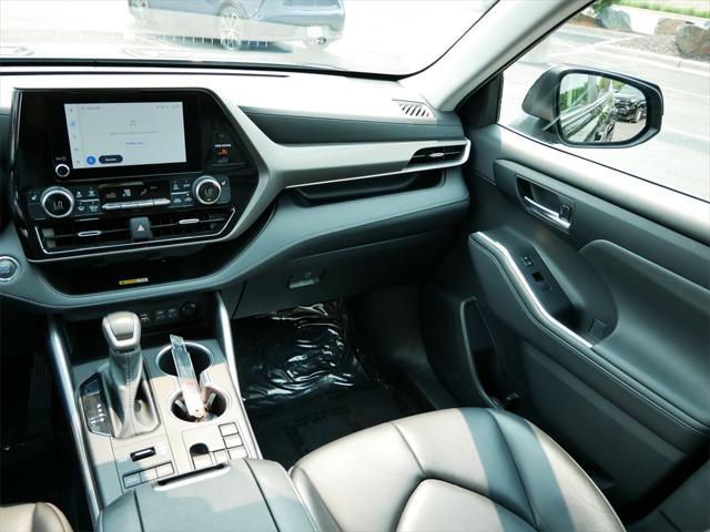 Photo of 2023 Midnight Black Metallic Toyota Highlander
