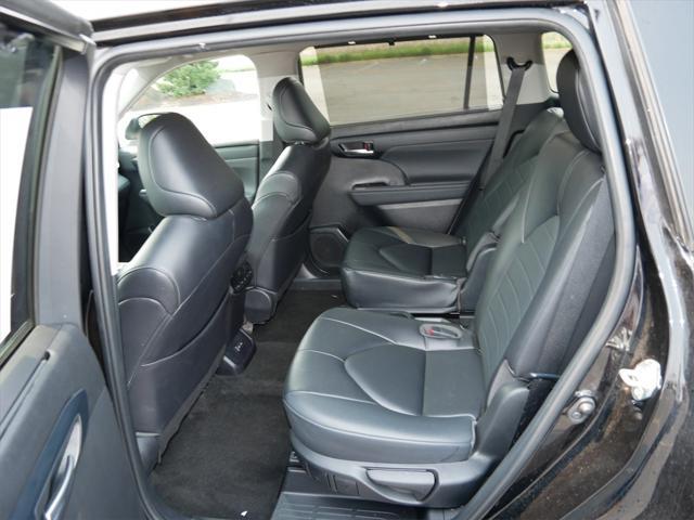 Photo of 2023 Midnight Black Metallic Toyota Highlander