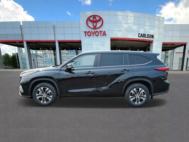 Photo of 2023 Midnight Black Metallic Toyota Highlander