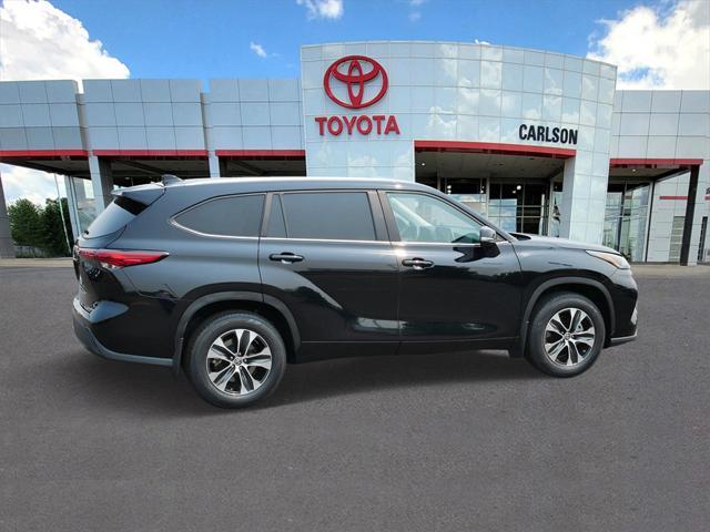 Photo of 2023 Midnight Black Metallic Toyota Highlander