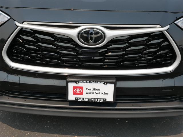 Photo of 2023 Midnight Black Metallic Toyota Highlander