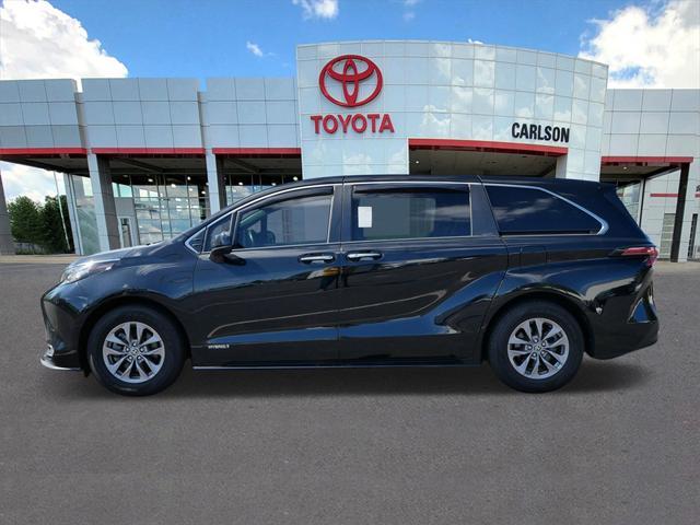 Photo of 2021 Midnight Black Metallic Toyota Sienna