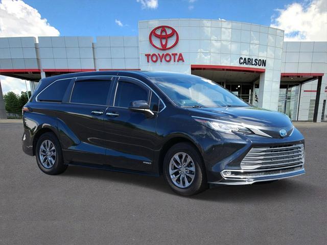 Photo of 2021 Midnight Black Metallic Toyota Sienna