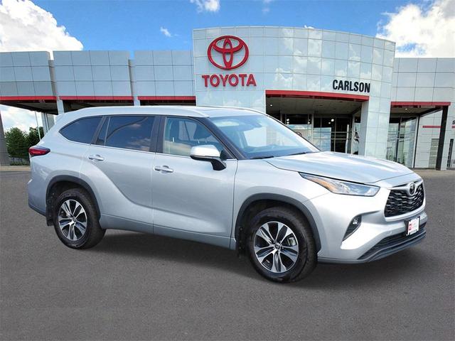 Photo of 2023 Celestial Silver Metallic Toyota Highlander