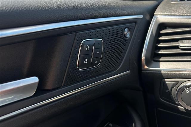 Photo of 2019 White Platinum Metallic Tri-Coat Ford Edge