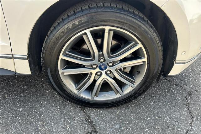 Photo of 2019 White Platinum Metallic Tri-Coat Ford Edge