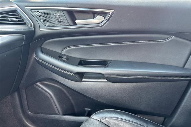 Photo of 2019 White Platinum Metallic Tri-Coat Ford Edge