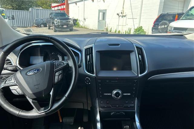 Photo of 2019 White Platinum Metallic Tri-Coat Ford Edge