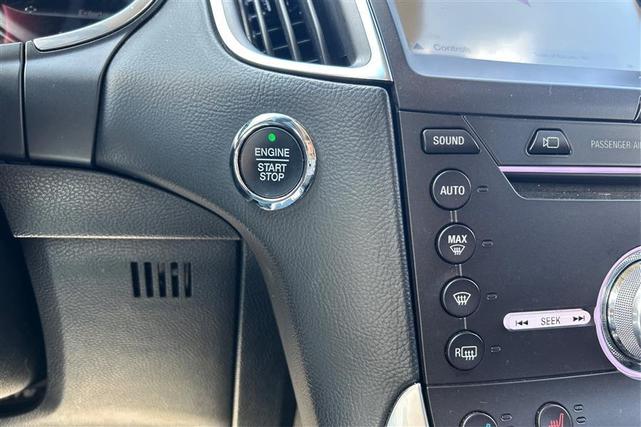 Photo of 2019 White Platinum Metallic Tri-Coat Ford Edge
