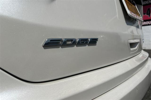 Photo of 2019 White Platinum Metallic Tri-Coat Ford Edge