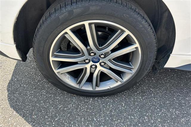 Photo of 2019 White Platinum Metallic Tri-Coat Ford Edge