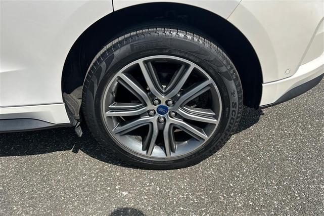 Photo of 2019 White Platinum Metallic Tri-Coat Ford Edge