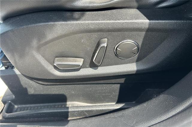 Photo of 2019 White Platinum Metallic Tri-Coat Ford Edge