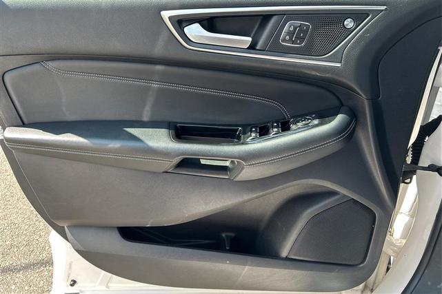 Photo of 2019 White Platinum Metallic Tri-Coat Ford Edge