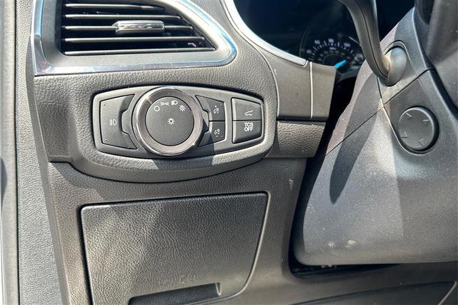 Photo of 2019 White Platinum Metallic Tri-Coat Ford Edge