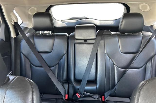 Photo of 2019 White Platinum Metallic Tri-Coat Ford Edge