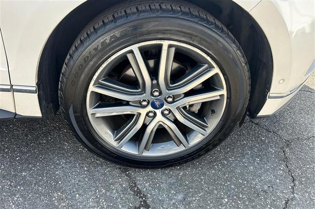 Photo of 2019 White Platinum Metallic Tri-Coat Ford Edge