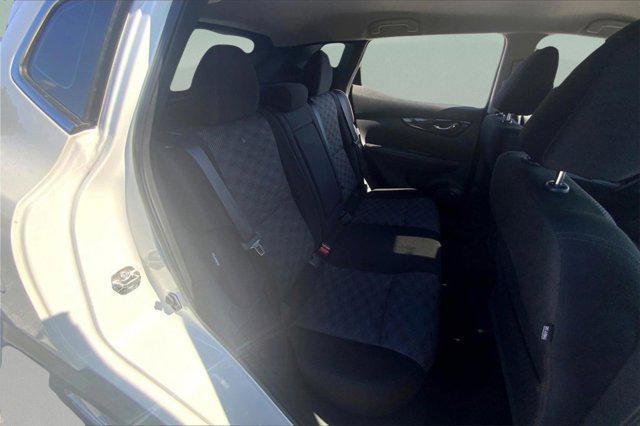 Photo of 2022 Pearl White Tricoat Nissan Rogue Sport