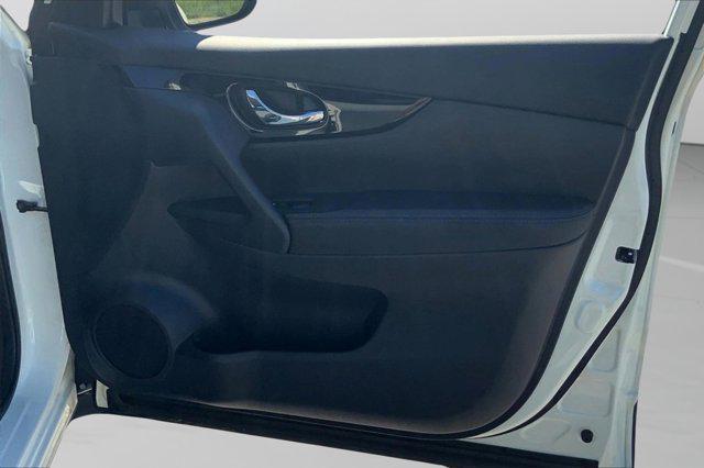 Photo of 2022 Pearl White Tricoat Nissan Rogue Sport