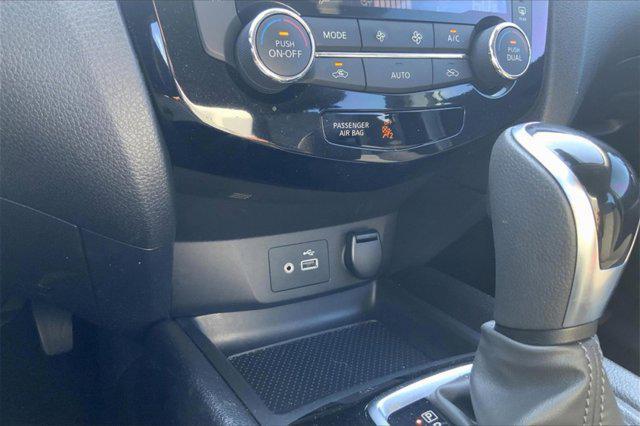 Photo of 2022 Pearl White Tricoat Nissan Rogue Sport