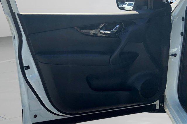 Photo of 2022 Pearl White Tricoat Nissan Rogue Sport