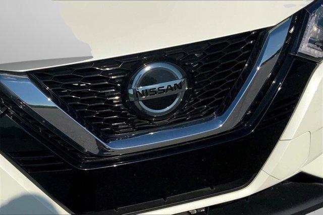 Photo of 2022 Pearl White Tricoat Nissan Rogue Sport