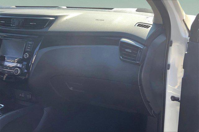 Photo of 2022 Pearl White Tricoat Nissan Rogue Sport