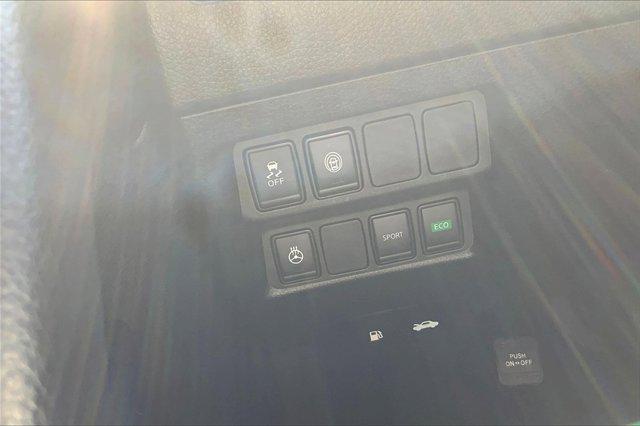Photo of 2022 Pearl White Tricoat Nissan Rogue Sport