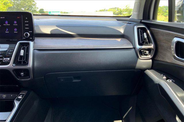 Photo of 2022 Glacial White Pearl Kia Sorento