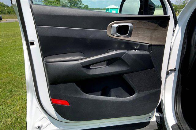 Photo of 2022 Glacial White Pearl Kia Sorento