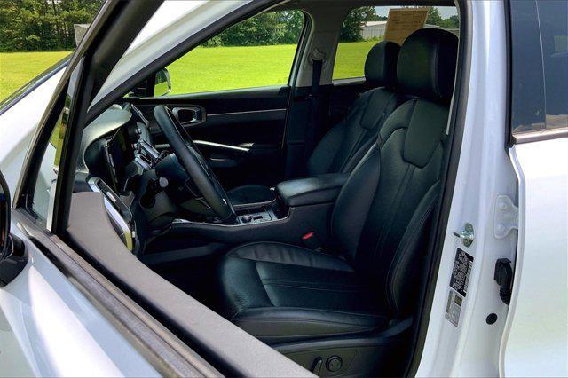Photo of 2022 Glacial White Pearl Kia Sorento