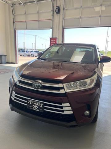 Photo of 2018 Ooh La La Rouge Mica Toyota Highlander
